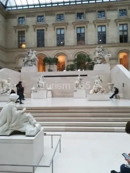 Muzeul_Louvre_superb