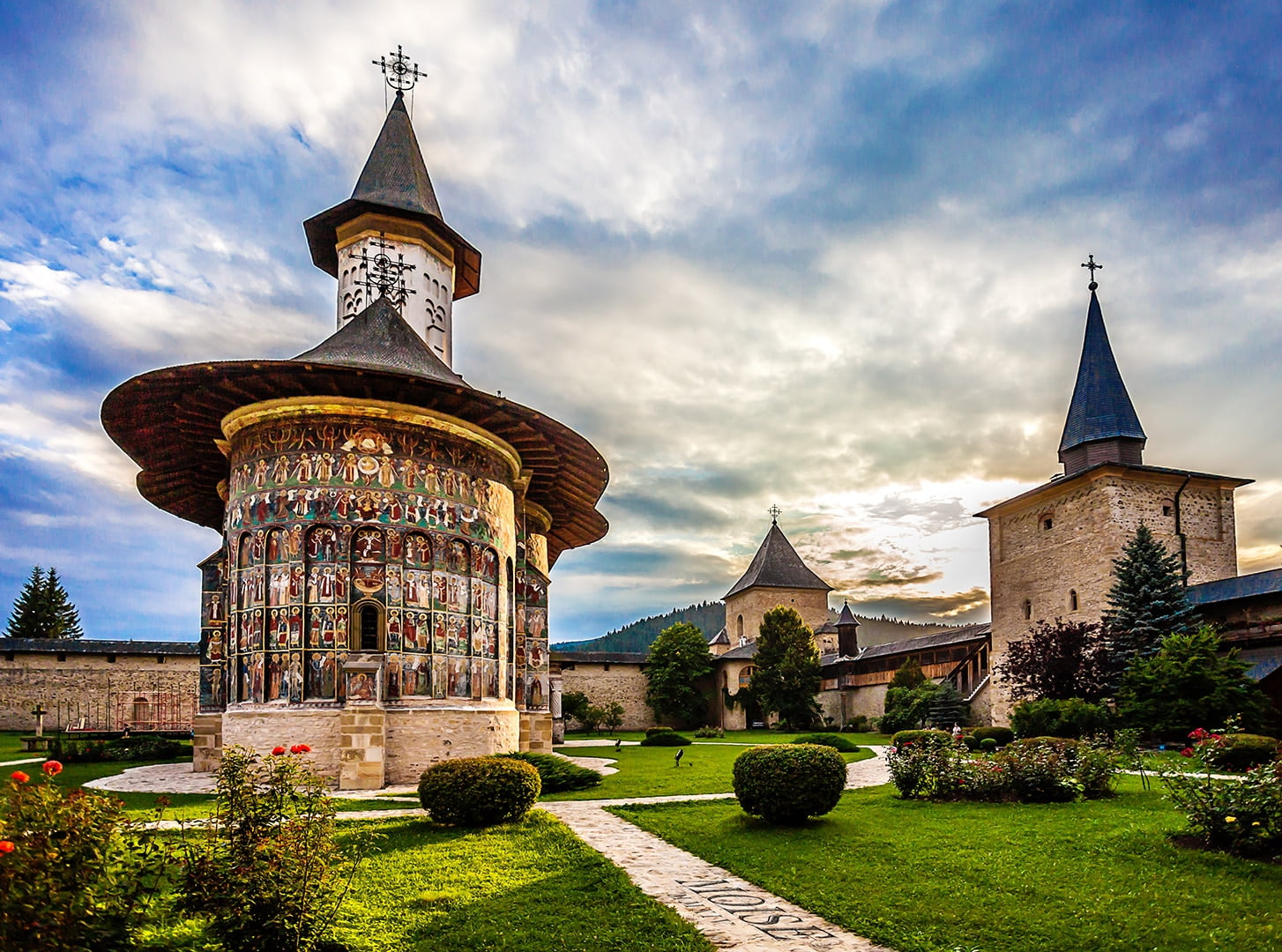 3 Manastiri pe care trebuie sa le vizitezi daca ajungi in nordul Moldovei 3