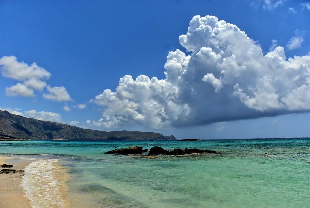 Una dintre cele mai populare plaje de pe insula Creta este Plaja Elafonisi.