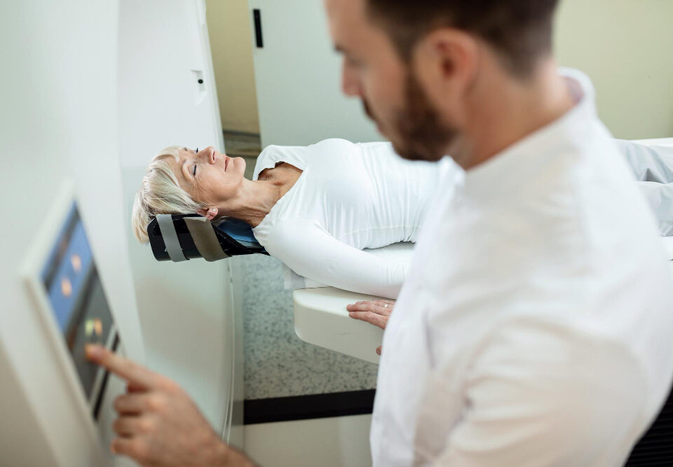 Ce întrebări îți pune medicul înainte de rezonanța magnetică?