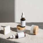 Cum citești eticheta unui cosmetic: lista INCI, linia de 1% și simbolurile care contează