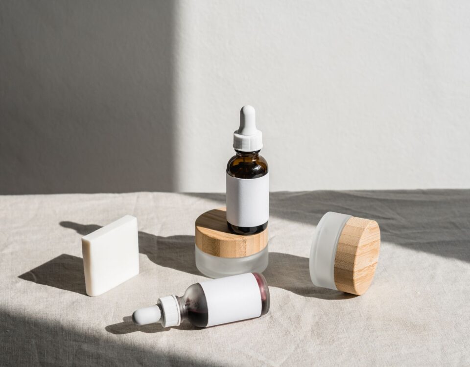 Cum citești eticheta unui cosmetic: lista INCI, linia de 1% și simbolurile care contează