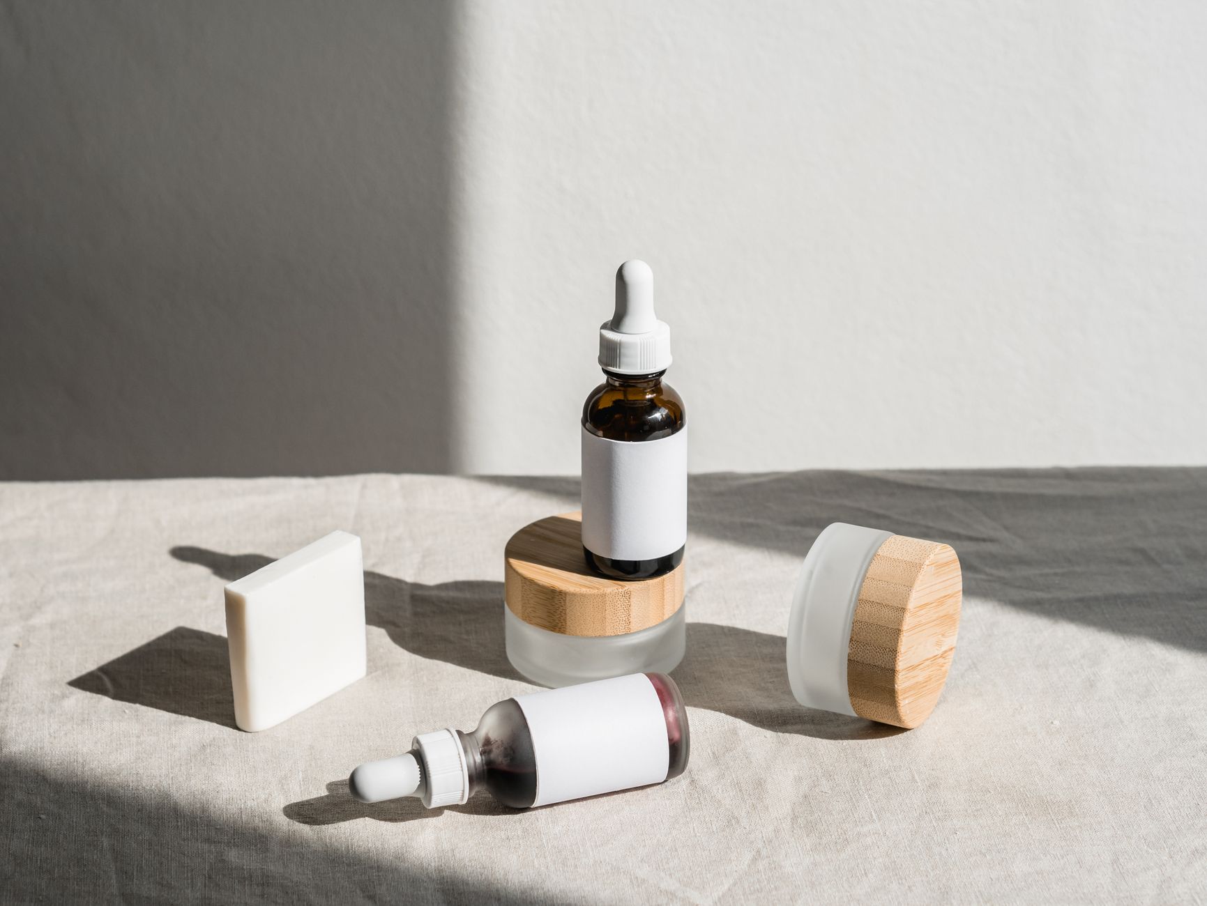 Cum citești eticheta unui cosmetic: lista INCI, linia de 1% și simbolurile care contează
